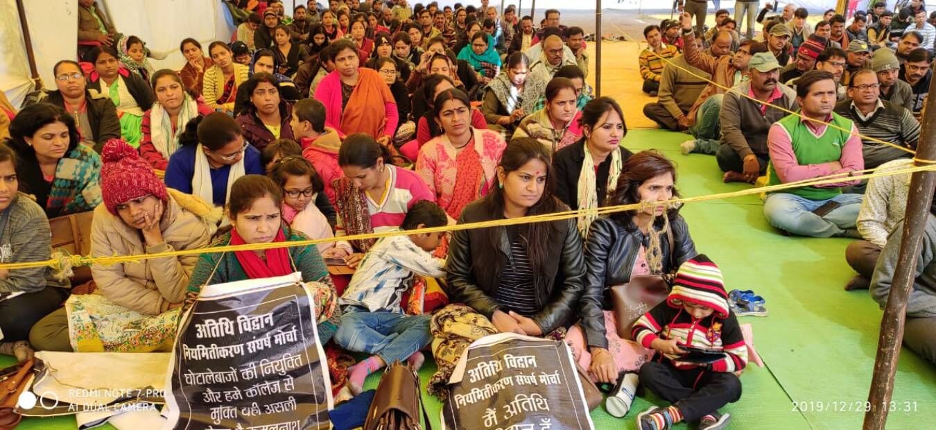 24 दिनों से भोपाल में धरने बैठीं एक शिक्षक की मौत तो दूसरी का हुआ गर्भपात, फिर भी ख़ामोश है कमलनाथ सरकार