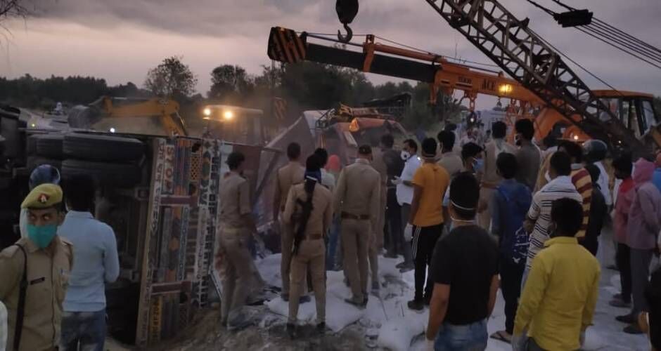 उत्तर प्रदेश के औरेया में ट्रॉला और डीसीएम की टक्कर में घर लौट रहे 24 प्रवासी मजदूरों की मौत