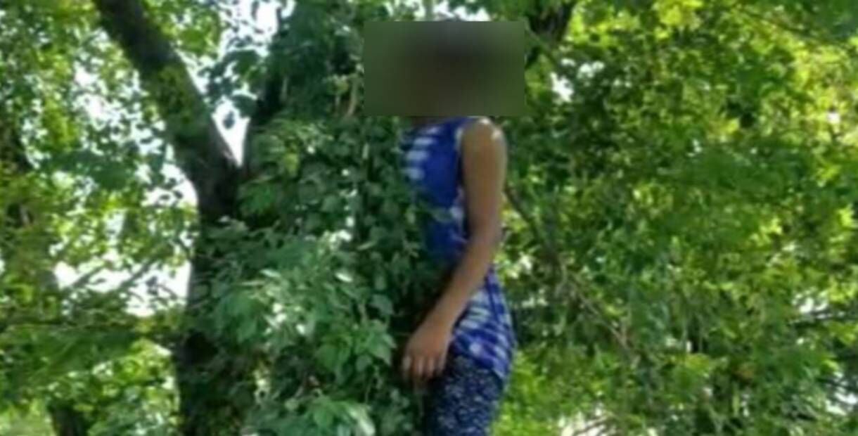 बिहार में शौच के लिए बाहर निकली नाबालिग लड़की की हत्या कर शव को लटका दिया पेड़ पर