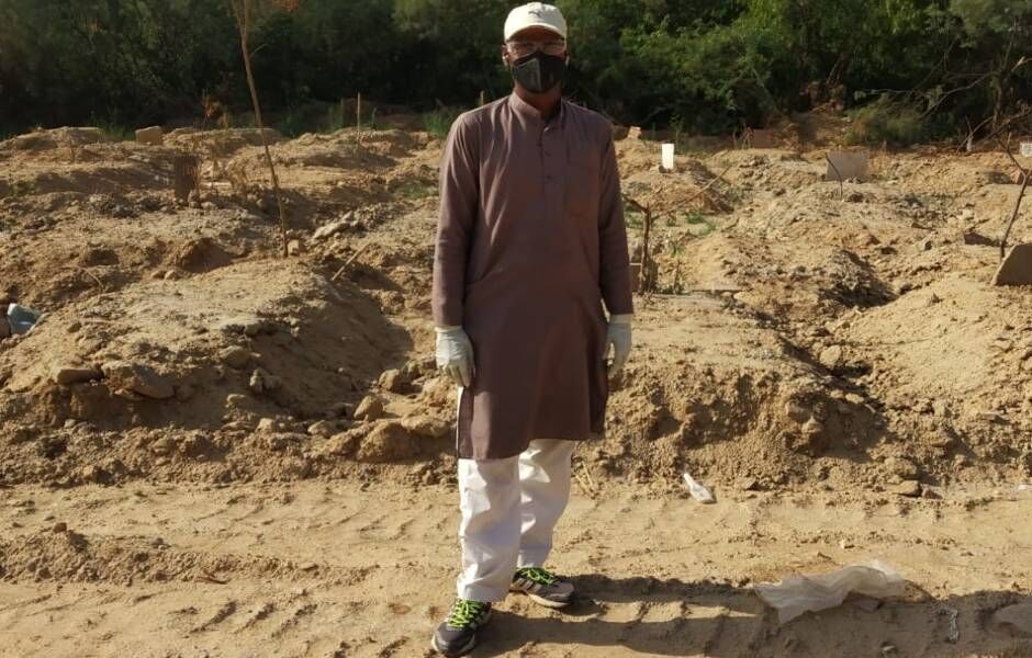 कोरोना मृतकों की 112 लाशें दफना चुके मोहम्मद शमीम का न हेल्थ इंश्योरेंस और न मिलती है PPE किट