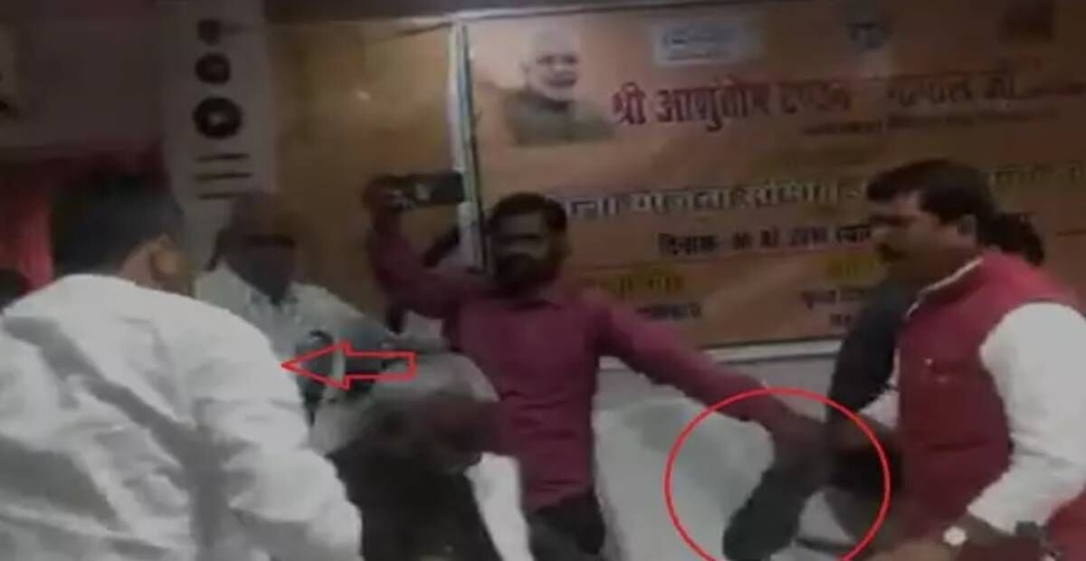 भाजपा सांसद ने भाजपा विधायक पर बरसाए जूते तो विधायक ने भी जड़ दिए थप्पड़