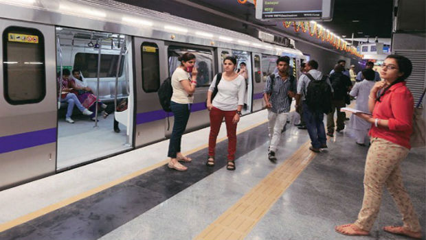 मेट्रो का किराया बढ़ने से हर महीने 1 करोड़ कम हुए यात्री