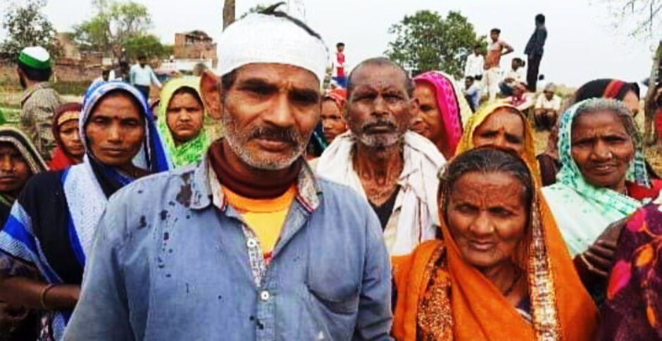 मिर्जापुर के डीएम बोले नहीं हुआ किसानों पर लाठीचार्ज, सैकड़ों किसानों ने किया घेराव