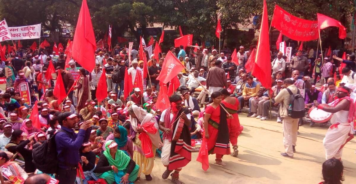 मजदूरों की दिल्ली में ललकार —युद्ध नहीं अधिकार चाहिए, 8 घंटे का पूरा दाम चाहिए