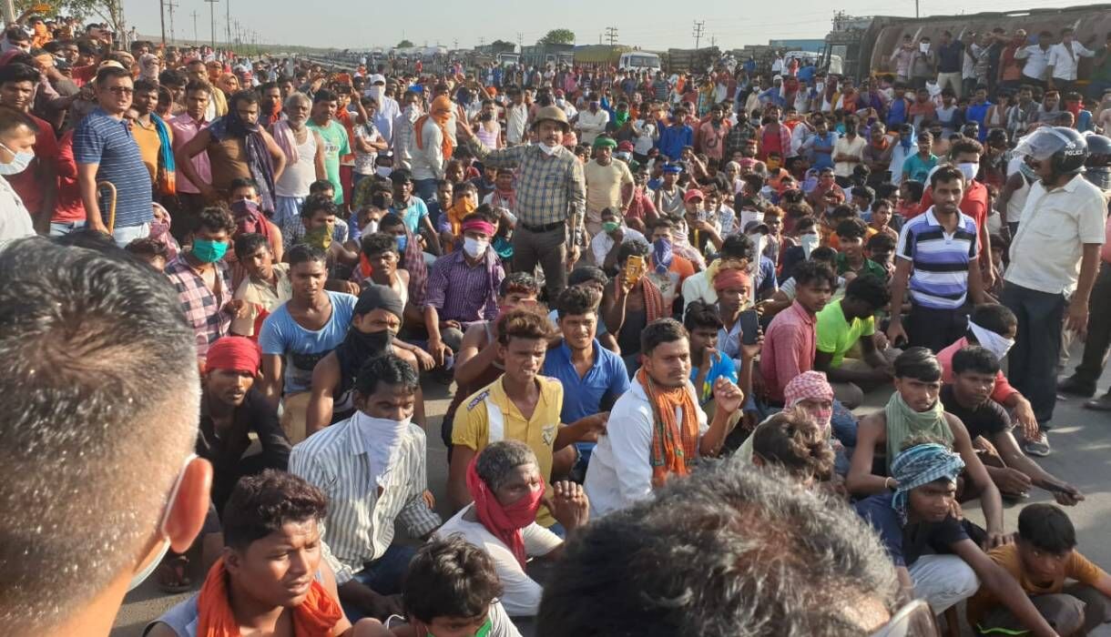 गुजरात से यूपी-बिहार के प्रवासी मजदूरों को सरकारी वादे के बाद नहीं मिली ट्रेन तो फूटा गुस्सा, रोड जाम कर की तोड़फोड़