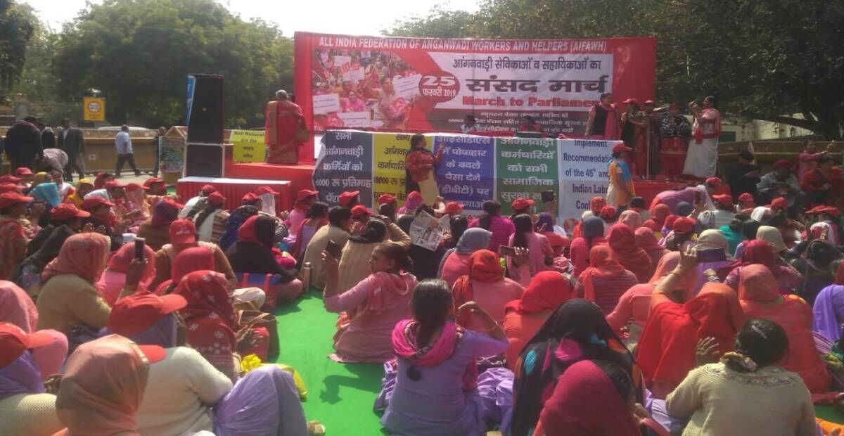 हजारों आंगनवाड़ी कार्यकर्ताओं ने 18 हजार न्यूनतम वेतन के लिए दिया दिल्ली में धरना