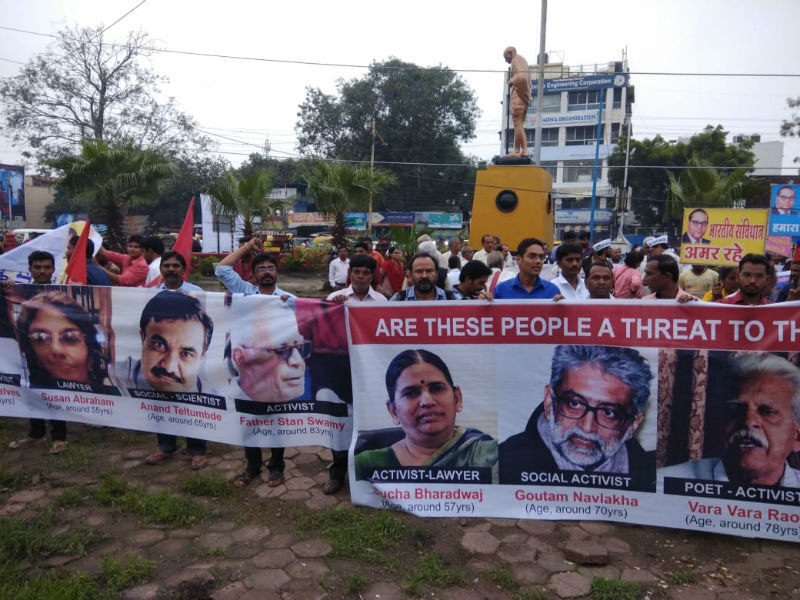 मानवाधिकार कार्यकर्ताओं की गिरफ्तारी के विरोध में इंदौर में जोरदार प्रदर्शन