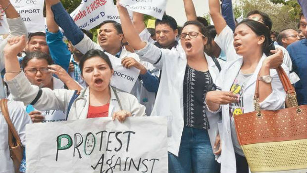 कर्नाटक में डॉक्टरों ने वापस ली अनिश्चितकालीन हड़ताल