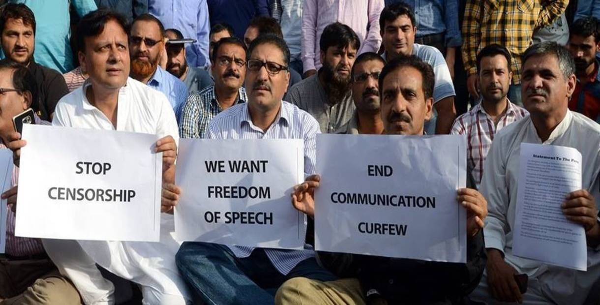मीडिया पर पाबंदी के बावजूद कश्मीर में हीरो बनकर उभरे मामूली संसाधनों वाले पत्रकार