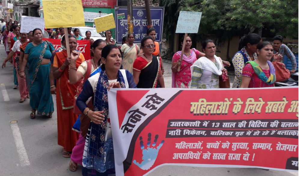 महिला हिंसा-बलात्कार के खिलाफ रामनगर की महिलाएं उतरीं सड़कों पर