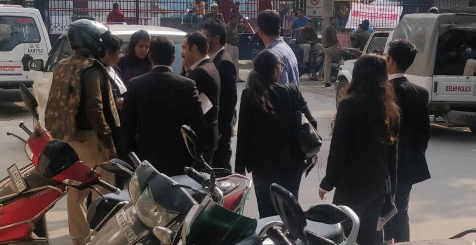 दिल्ली में खुरेजी से गिरफ्तार लोगों से मिलने गए वकीलों को जगतपुरी थाने में पुलिस ने पीटा