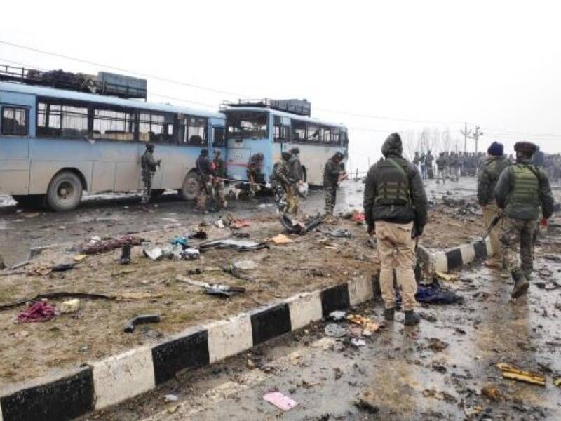 पुलवामा आतंकी हमले में 30 जवान शहीद, दर्जनों गंभीर रूप से घायल