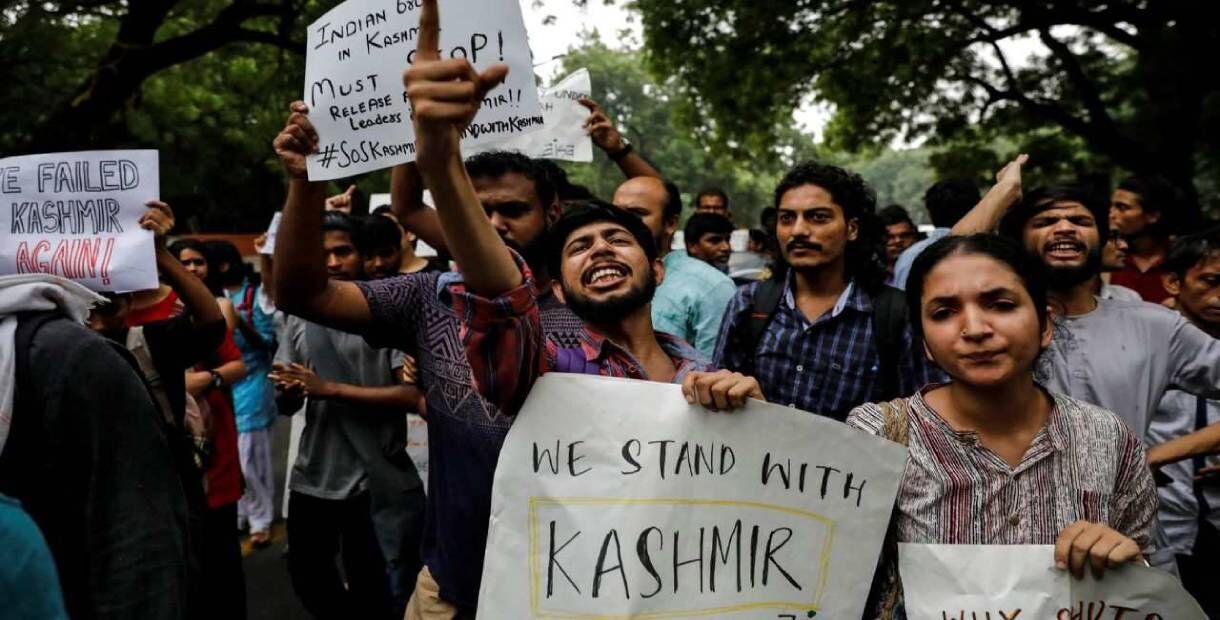 मोदी सरकार के धारा 370 खत्म करने पर विदेशी मीडिया बोला कैद में है कश्मीर
