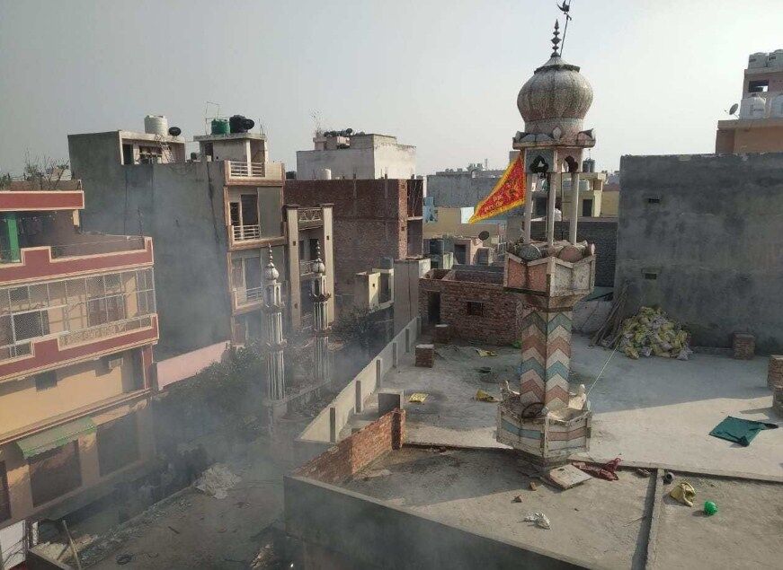 दिल्ली हिंसा : अशोक नगर में मस्जिद में आग लगाई गई, मीनार पर हनुमान का झंडा लगाया
