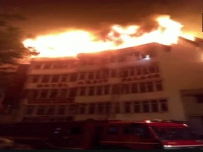 दिल्ली के अ​र्पित होटल में लगी आग, अब तक 17 लोगों की मौत
