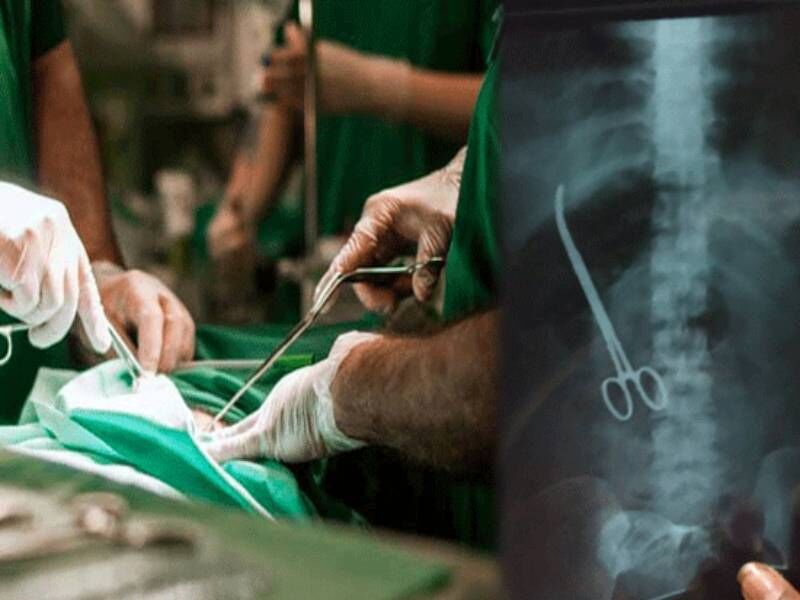 3 महीने पहले नामी अस्पताल में हुई सर्जरी में महिला के पेट में डॉक्टरों ने छोड़ दी थी चिमटी, एक्सरे से हुआ खुलासा