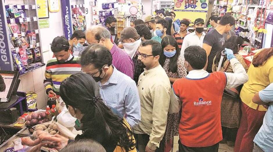 यूपी में 15 जिले सील होने की खबर आते ही लोगों में मची अफरातफरी, बाजारों में उमड़ी भारी भीड़