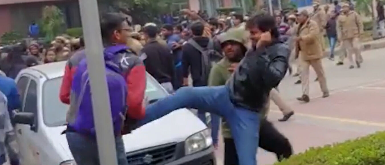 दिल्ली यूनिवर्सिटी में जामिया के समर्थन में प्रदर्शन कर रहे छात्र-छात्राओं को ABVP के कार्यकर्ताओं ने पुलिस की लाठियों से पीटा