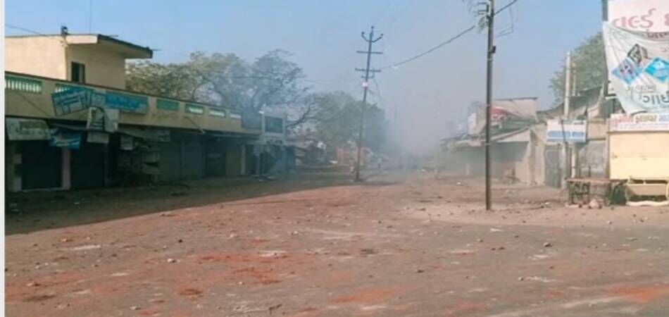 गुजरात के खंभात में भड़की हिंसा में 13 जख्मी, दर्जनों दुकानों-मकानों-वाहनों को दंगाइयों ने झोंका आग में