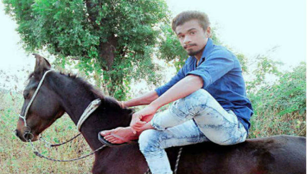 दलित युवक को इसलिए मार डाला कि वह घोड़े पर चढ़कर गांव से निकलता था बाहर