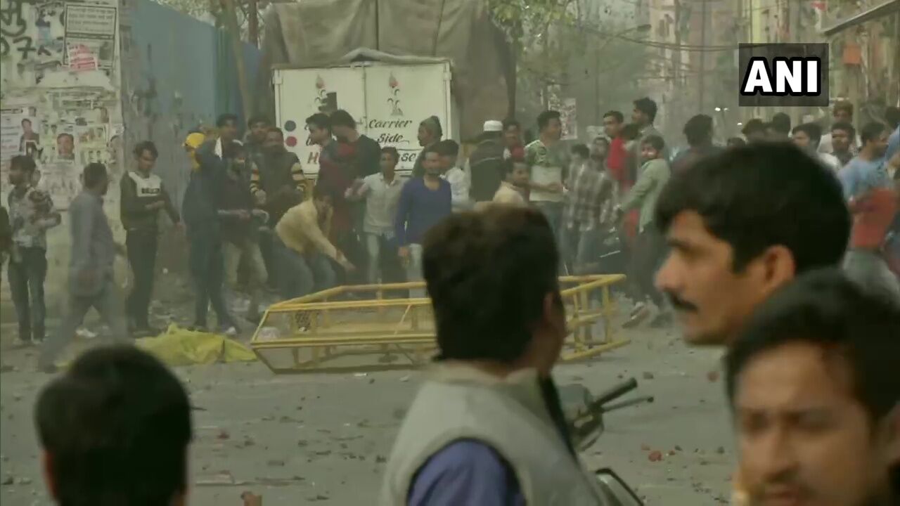 बड़ी खबर LIVE: CAA को लेकर दिल्ली के मौजपुर में BJP नेता कपिल मिश्रा और CAA समर्थकों के बीच टकराव, पथराव के बाद पुलिस ने छोड़े आंसू गैस के गोले