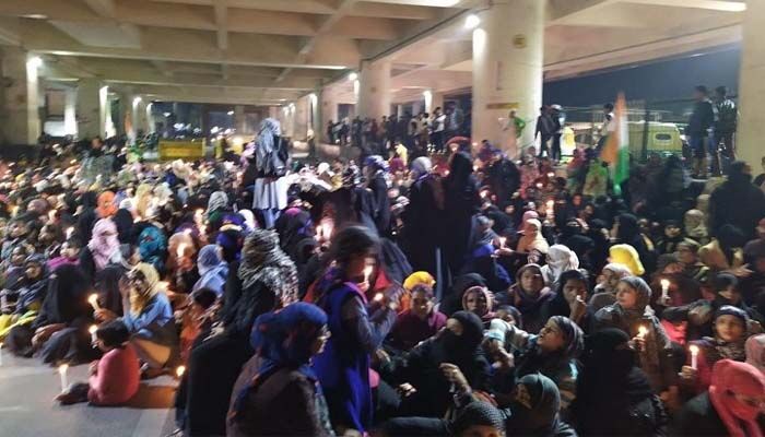 बड़ी खबर: शाहीन बाग के बाद जाफराबाद में CAA के खिलाफ जोरदार प्रदर्शन, मेट्रो बंद, भारी संख्या में पुलिस बल तैनात