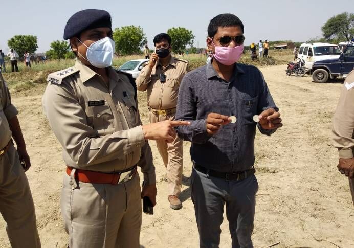 मिर्जापुर के खेत में मिले चांदी के सिक्के को लेकर हुआ विवाद,अब पुलिस करेगी फैसला