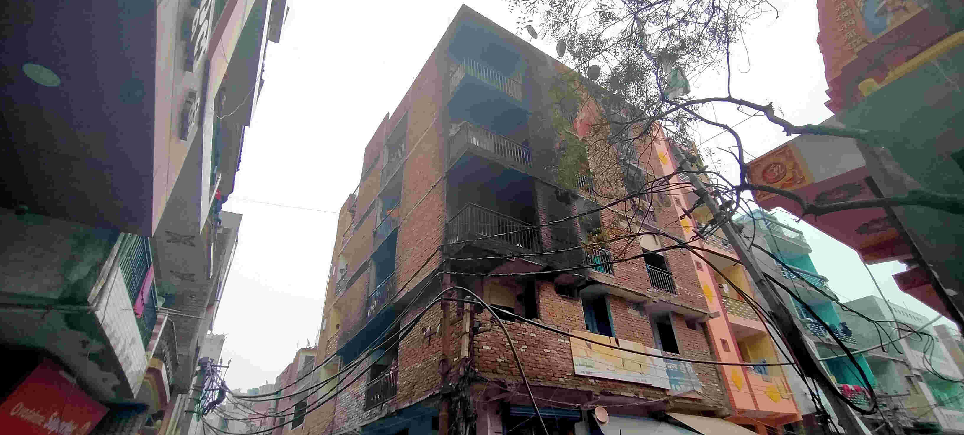 अधिकारियों की लापरवाही से गाजियाबाद की पांच मंजिला इमारत में लगी आग, पीड़ितों को नहीं मिला एक रूपये का भी मुआवजा