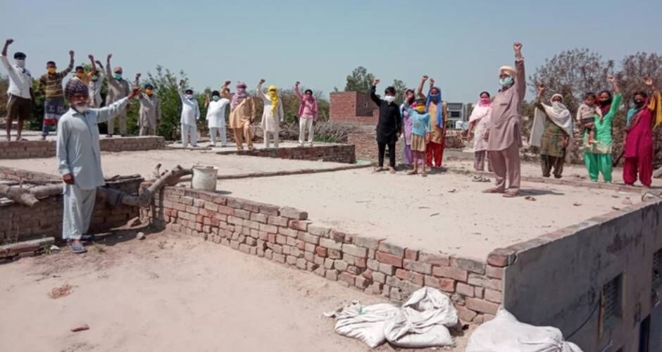 पंजाब में लॉकडाउन के कारण भूख से बिलबिलाते लोग छतों पर कर रहे प्रदर्शन
