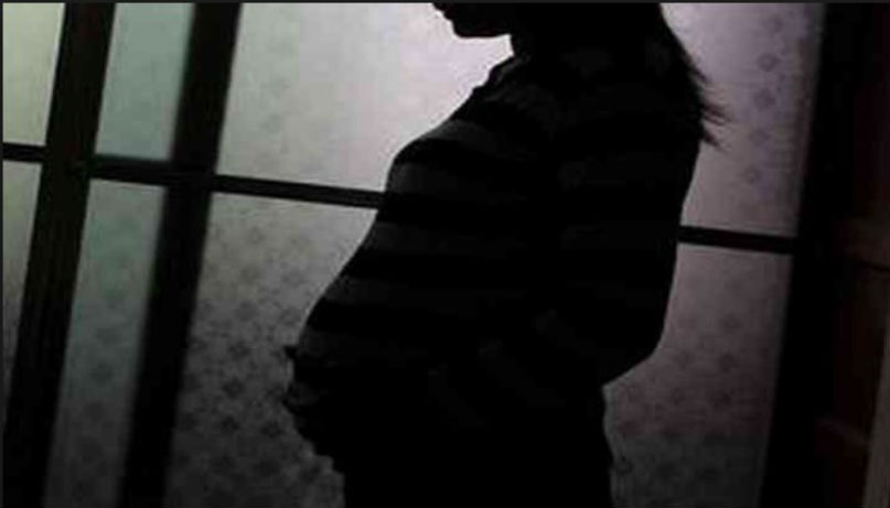 शर्मनाक : पति को गाड़ी में बंद कर किया 8 महीने की गर्भवती से गैंगरेप