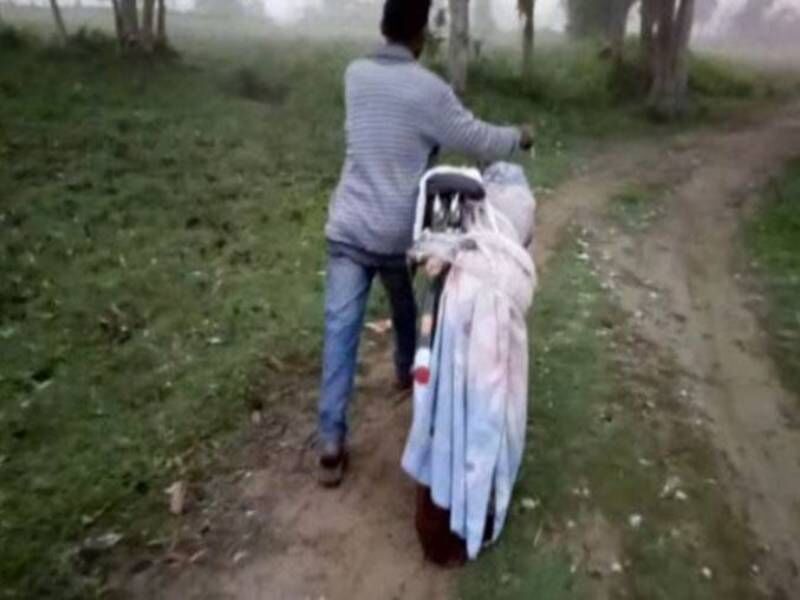 छोटी जात का कह पड़ोसियों ने अर्थी को कंधा देने से किया मना तो बेटा अकेले साइकिल पर ले गया मां की लाश