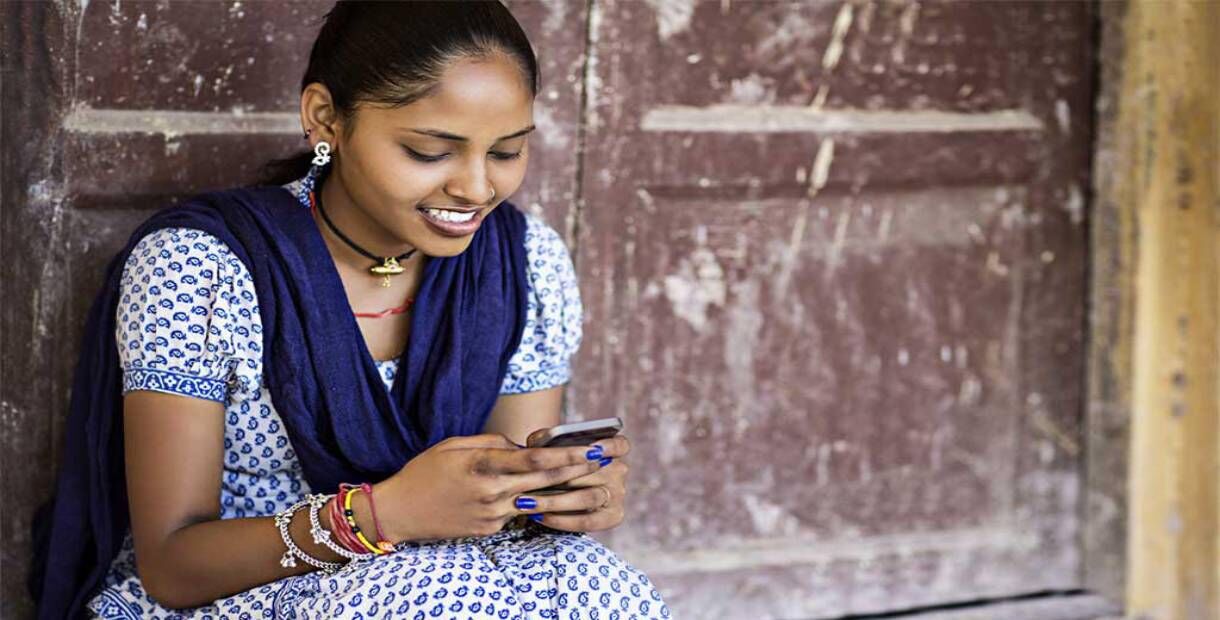 गुजरात में अविवाहित लड़की के पास मिला मोबाइल तो पिता को भरना पड़ेगा 1.50 लाख जुर्माना