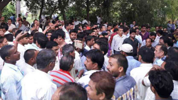 बिड़ला की कंपनी  के खिलाफ 12 सौ मजदूर हड़ताल पर