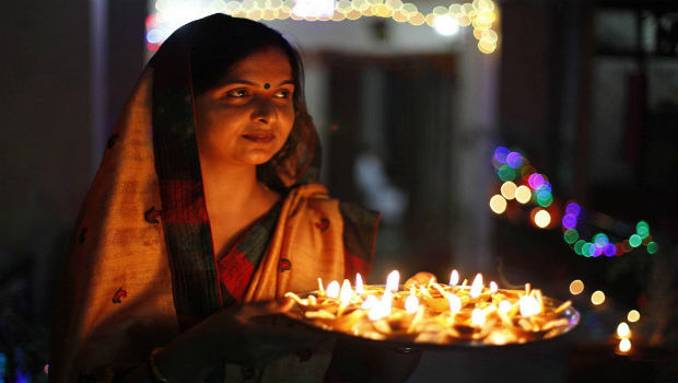 आंखों में आंसू और हाथ में दीया लेकर हम शिक्षकों ने मनाई थी दीपावली