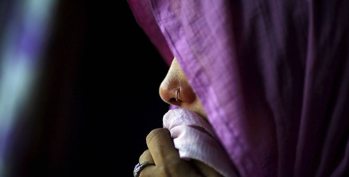 पति के एनकाउंटर की धमकी देकर पुलिसवालों ने 5 महीने तक किया महिला का बलात्कार