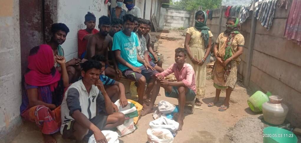 झारखंड के 19 आदिवासी मजदूर तमिलनाडु में अनाज खत्म होने के डर से आधा पेट खाकर काट रहे दिन
