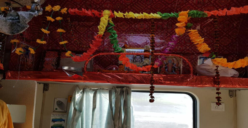 ट्रेन में एक सीट भगवान शंकर के नाम रिजर्व कर रेल मंत्रालय क्या अंधविश्वास को बढ़ा रहा है ?