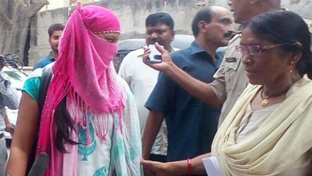 बीएचयू में अब छात्रा को क्लास में घुसकर मारा, बाल पकड़कर घसीटा और छीना मोबाइल