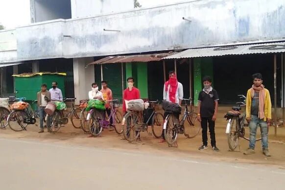 मुंबई से साइकिलों पर सवार होकर 10 दिन बाद चित्रकूट लौटे 18 मजदूर