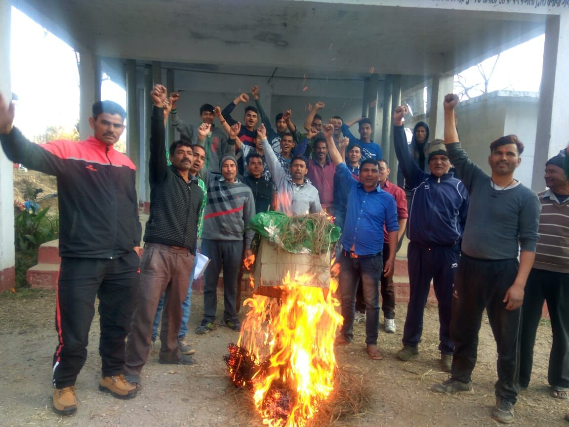अल्मोड़ा के बासुलीसेरा में 132 केवी हाईटेंशन लाइन डालने के विरोध में ग्रामीणों ने जलाया विद्युत विभाग का पुतला