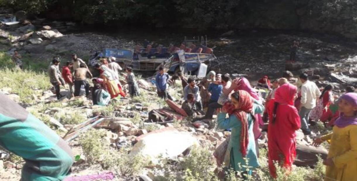 जम्मू-कश्मीर के किश्तवाड़ में मिनी बस गिरी गहरी खाई में, 25 यात्रियों की मौत