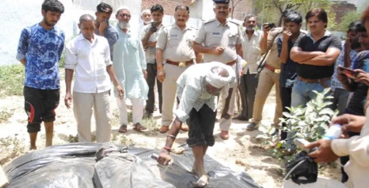 यूपी पुलिस ने हिंदू युवक के शव को मुस्लिम मान कब्रिस्तान में दफनाया