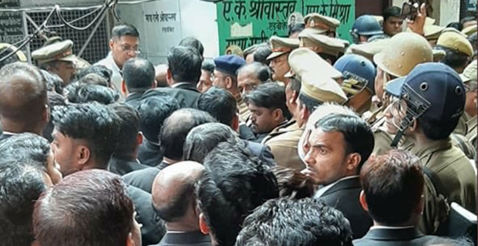 ब्रेकिंग : लखनऊ की वजीरगंज कचहरी में देसी बम से हमला, कई वकीलों के घायल होने की खबर
