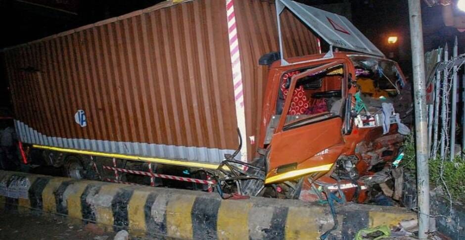 उज्जैन में फुटपाथ पर सो रहे 12 मजदूरों को ट्रक ने रौंदा 3 की मौत, दिग्विजय सिंह ने शिवराज को ठहराया जिम्मेदार