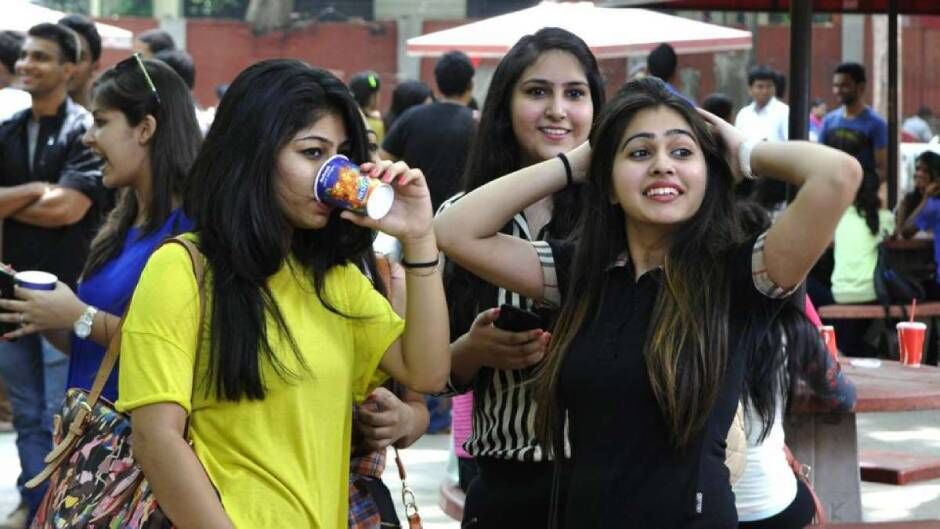 बढ़ती बेटियां : UP के कॉलेजों में नामांकन कराने वाली कुल 62.95 लड़कियां, मगर लड़के मात्र 37 प्रतिशत