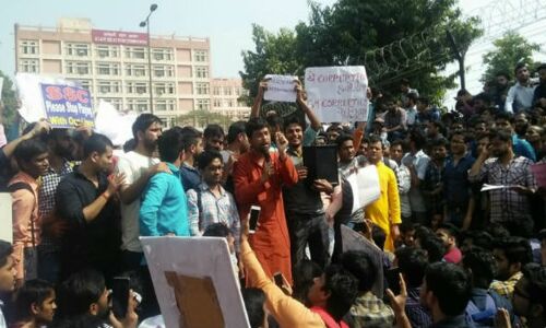 एसएससी पेपर लीक की सीबीआई जाँच के लिए छात्रों का प्रदर्शन