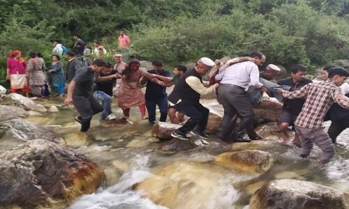 कुल्‍लू में गहरी खाई में बस गिरने से 30 लोगों की मौके पर मौत, दर्जनों की हालत गंभीर