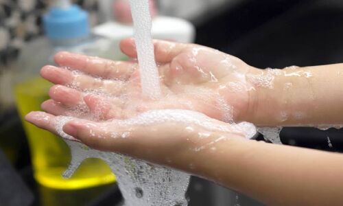 क्या पानी से भी फैल सकता है कोरोना वायरस, दुनियाभर के वैज्ञानिक बता रहे ये बातें