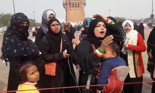 डीएम की मौजूदगी में CAA-NRC के खिलाफ प्रदर्शन कर रहीं महिलाओं पर पुलिस ने किया लाठीचार्ज डीएम की मौजूदगी में CAA-NRC के खिलाफ प्रदर्शन कर रहीं महिलाओं पर पुलिस ने किया लाठीचार्ज