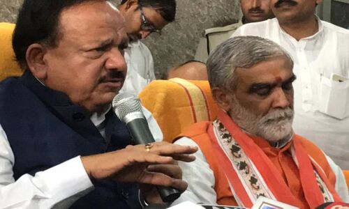 बिहार में चमकी बुखार से मरे बच्चों की प्रेस कांफ्रेंस में सो रहे थे स्वास्थ्य मंत्री